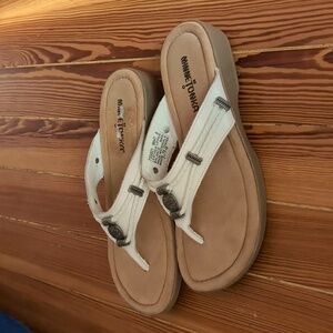 Minnetonka Women's White Sandals
